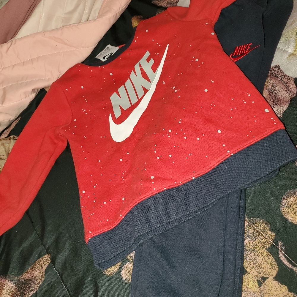 🔥🔥Boys 4T 2 piece sweatsuits 🔥